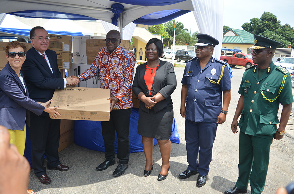 Cérémonie de remise officielle d’équipement pour l’extension du système SIPAO au Ghana. De gauche à droite : Ambassadrice de l’UE au Ghana, Le Directeur Exécutif chargé de la planification et du partenariat, le Ministre de l’Intérieur du Ghana.