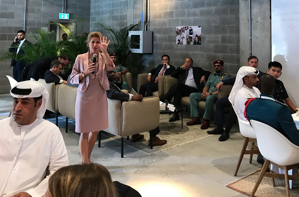 La Directora del Centro de Innovación de INTERPOL, Anita Hazenberg, dirigiéndose a los participantes.