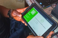 Les fonctionnaires en poste aux frontières ont essayé des prototypes de tablettes innovants permettant de procéder à des vérifications dans les bases de données d’INTERPOL et d’avoir accès à d’autres services tels que la numérisation des passeports.